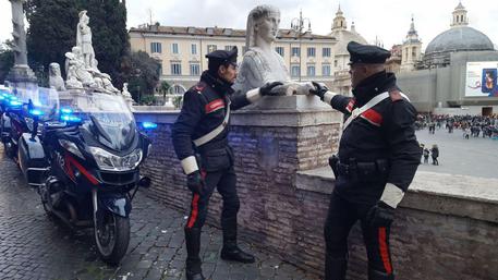 Rotta statua nel centro di Roma © ANSA