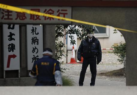 Polizia al santuario scintoista di Tokyo, dove è avvenuto il regolamento di conti © EPA