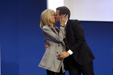 Emmanuel Macron e sua moglie Brigitte © AP
