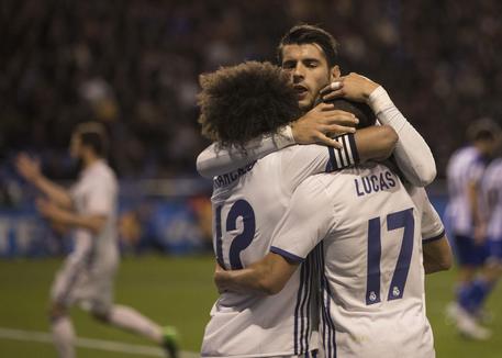 Lucas Vazquez (c) congratulato dai compagni dopo il terzo gol © AP