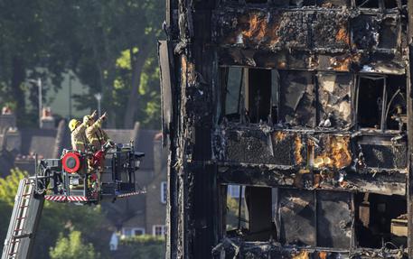 Lo 'scheletro' della Grenfell tower dopo l'incendio © AP