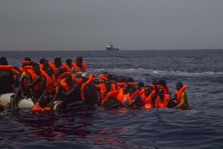 Il salvataggio di alcuni migranti in una foto d'archivio © AP