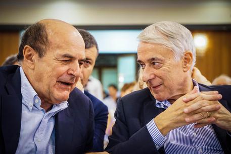 Pier Luigi Bersani e Giuliano Pisapia durante l'assemblea di Centro Democratico il 24 giugno scorso © ANSA