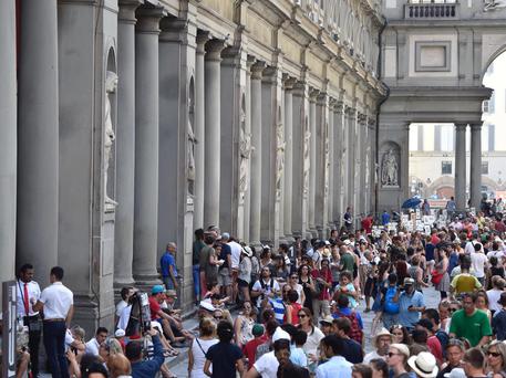 Turisti davanti agli Uffizi in una foto di archivio © ANSA 