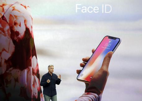 Apple: dubbi Usa su Face ID iPhone X, senatore scrive a Cook © AP