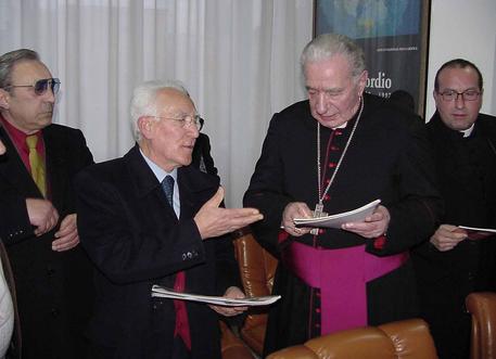 Vito Bellafiore, ex sindaco di Santa Ninfa, insieme al vescovo Antonio Riboldi © ANSA
