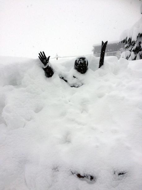 La statua di Mike Bongiorno sommersa dalla neve a Cervinia © ANSA