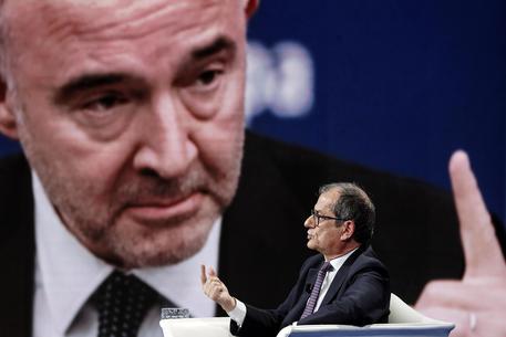 Giovanni Tria e alle spalle Pierre Moscovici in una foto d'archivio di 'Porta a Porta' © ANSA