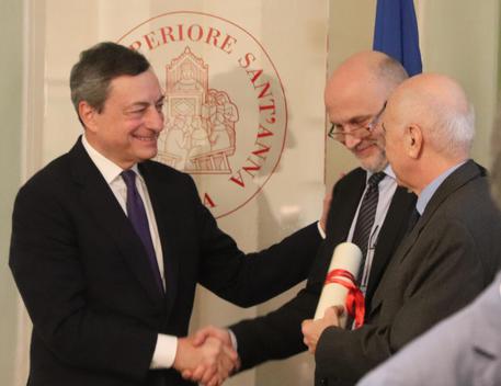 Il presidente della Bce Mario Draghi e il rettore della Scuola Sant'Anna di Pisa, Pierdomenico Perata © ANSA
