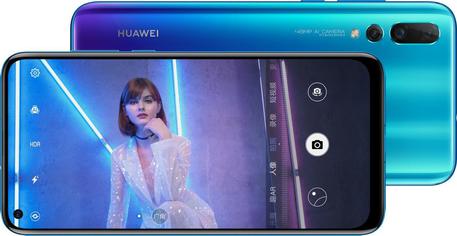 Huawei Nova 4, lo smartphone con lo schermo forato © ANSA