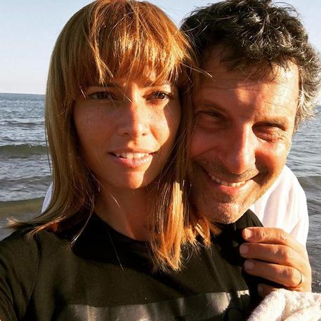 Fabrizio Frizzi con Carlotta Mantovan in una foto pubblicata su Instagram © ANSA