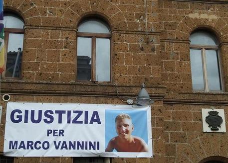 Uno striscione che chiede giustizia per la morte di Vannini © ANSA