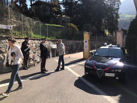 I carabinieri nei pressi della casa in cui e' avvenuto l'omicidio di una donna a Bressanone, 20 aprile 2018. ANSA/ STEFAN WALLISH © ANSA