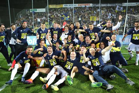 I giocatori del Parma festeggiano la promozione in Serie A al termine della partita del campionato di Serie B contro il La Spezia © ANSA