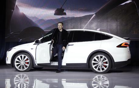 Elon Musk e la Tesla Model X © AP