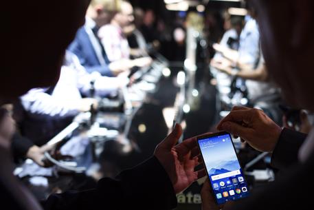Il mercato degli smartphone a +1,2% nel 2018, boom Huawei © ANSA