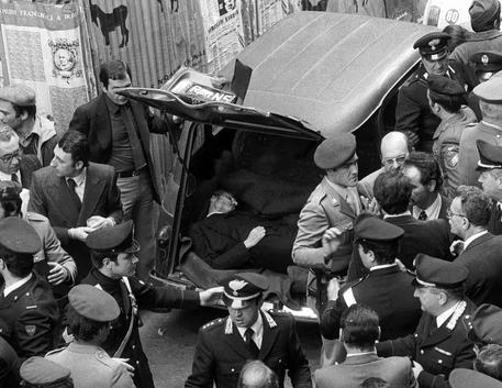 In una foto di archivio il ritrovamento del corpo di Aldo Moro in una renault a via Caetani a Roma.  Era il 9 maggio 1978 © ANSA