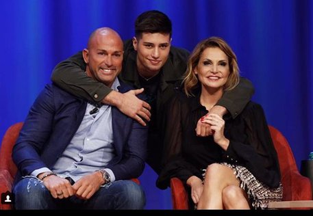 Niccolò Bettarini tra il padre, Stefano, e la madre, Simona Ventura (foto Instagram) © Instagram