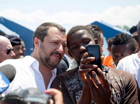 Salvini, selfie con i migranti a S. Ferdinando © ANSA