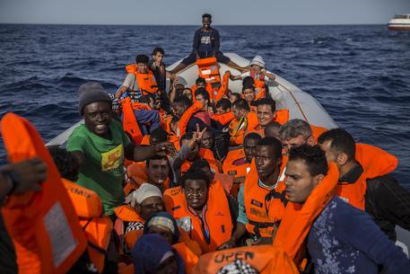 Migranti: Open Arms, 59 a bordo, ora verso porto sicuro © AP