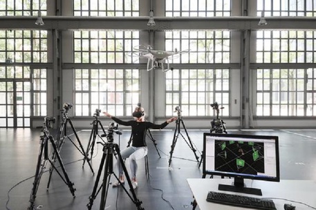 Uno dei volontari coinvolti nell'esperimento che ha individuato i più semplici movimenti del bisto in grado di controllare il volo di un drone (fonte: EPFL) © Ansa