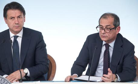 Il presidente del Consiglio, Giuseppe Conte (s) e il ministro dell'Economia e delle Finanze, Giovanni Tria FOTO ARCHIVIO © ANSA