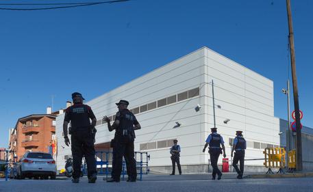Barcellona, il posto di polizia dove un uomo è entrato al grido Allah Akbar © EPA
