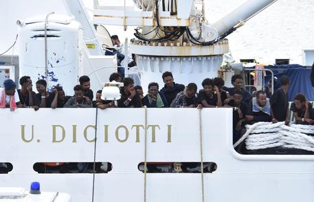 Alcuni migranti sulla nave Diciotti (archivio) © ANSA