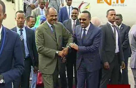 Il presidente eritreo (sinistra) e il premier etiopico Abiy Ahmed (destra) si danno la mano a Gedda © AP