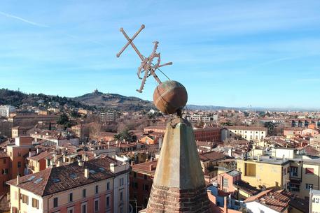 Sisma Romagna: croce su campanile di Bologna si inclina © ANSA