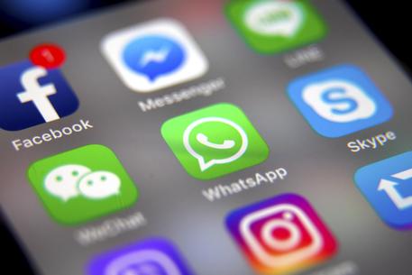 Facebook: su WhatsApp e Messenger 100 mld messaggi al giorno © EPA