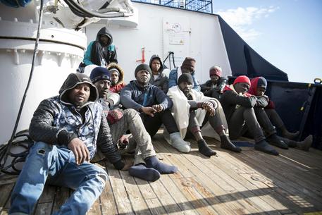 I migranti sul ponte della nave di soccorso Sea-Eye nel Mar Mediterraneo © AP