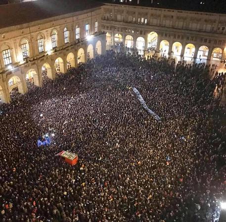 Bologna, il primo flashmob delle 'sardine' in piazza Maggiore © ANSA