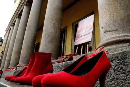 In occasione della giornata mondiale contro la violenza sulle donne, il teatro Regio di Parma ha  posizionato sugli scalini dell'ingresso alcune scarpe rosse © ANSA
