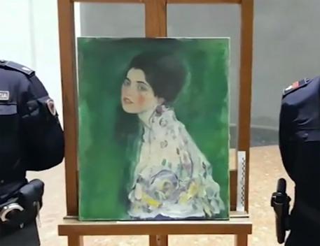 Il presunto quadro di Klimt ritrovato a Piacenza © EPA