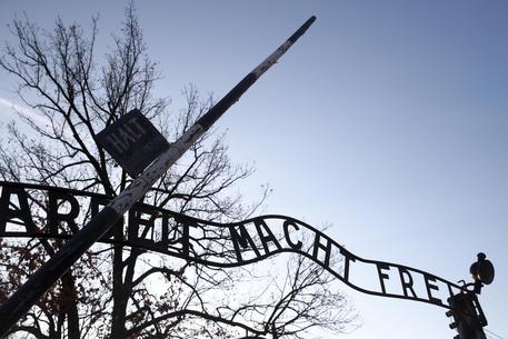 L'ingresso del campo di concentramento di Auschwitz-Birkenau © ANSA 