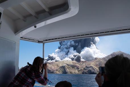 New Zealand's White Island volcano erupts © EPA