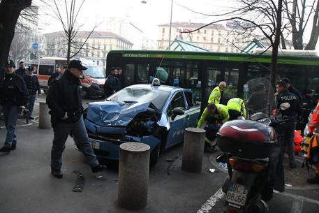 Autobus contro auto della polizia a Milano, 3 feriti © ANSA