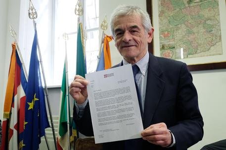 Sergio Chiamparino, presidente della regione Piemonte, legge la lettera che ha scritto al ministro dell'Interno Salvini per la consultazione popolare sulla Torino-Lione © ANSA