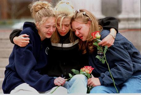 Columbine, il dolore dopo la strage del 1999 © AP