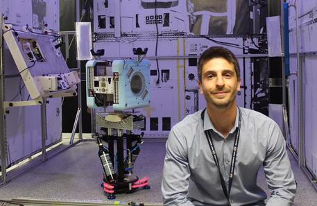 Roberto Carlino e uno dei robot del progetto Astrobee (per gentile concessione di Roberto Carlino) © Ansa