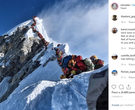 Foto degli scalatori dell'Everest dal profilo Instagram di Nirmal Purja © Ansa