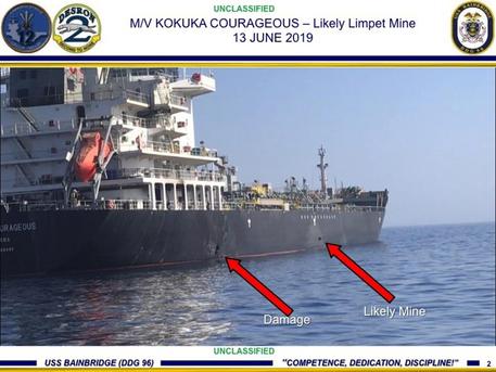 Immagine fornita dal Comando Centrale degli Stati Uniti mostra i danni provocati da un'esplosione e una mina sullo scafo della nave © EPA