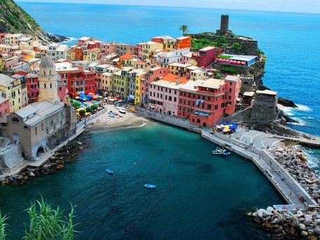 Vernazza, spettacolare borgo in provincia di La Spezia, tra la roccia e il mare del parco delle Cinque Terre  © Ansa