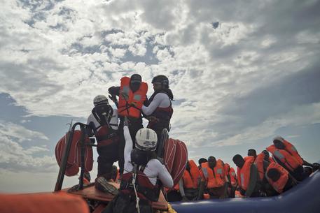 Un salvataggio di migranti in mare © AP