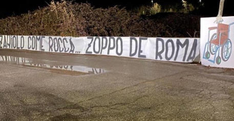 Lo striscione affisso nella notte da alcuni sostenitori della Lazio davanti al centro tecnico  'Fulvio Bernardini' a Trigoria © ANSA