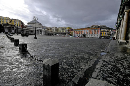 Piazza del Plebiscito a Napoli durante il lockdown (Foto d'archivio) © ANSA 