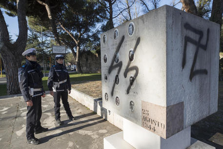 Sfregio su un altro monumento partigiano a Ravenna © ANSA