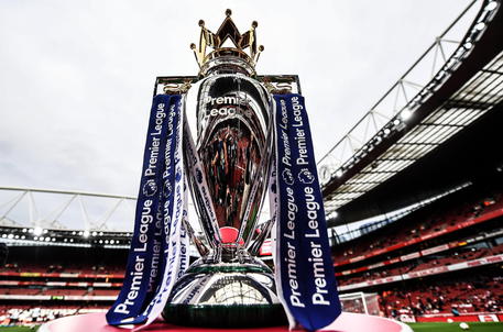 Il trofeo della Premier League inglese © EPA