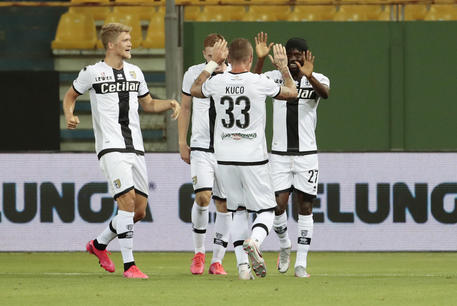I compagni di squadra festeggiano Gervinho autore del gol durante Parma Inter del 28 giugno 2020 © ANSA 